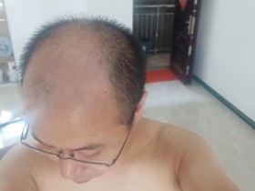 小时候喜欢留长发,现在喜欢留寸头