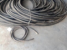 屋顶的电线还是没有换,放在我家的电缆都快两年了