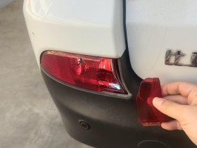 真是服了!在自家院坝里倒车,才倒一米就把比亚迪宋右后雾灯灯罩给撞破了