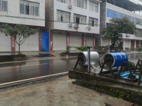 连着下了三四天雨了,干田里水都积了一田了,开始要穿外套了